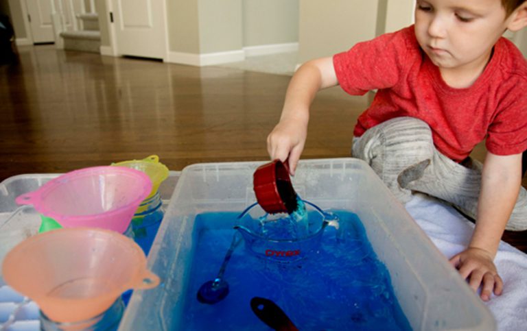 Sensory water: pouring & scooping | N Family Club